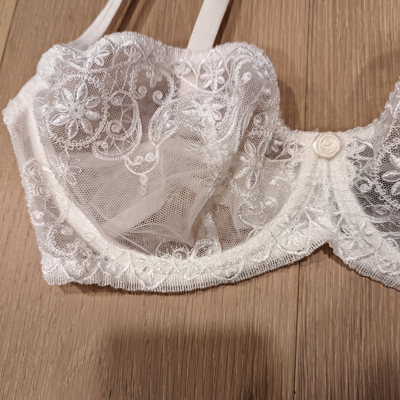 Elegant White Lace Bra - Picture 2 of 10